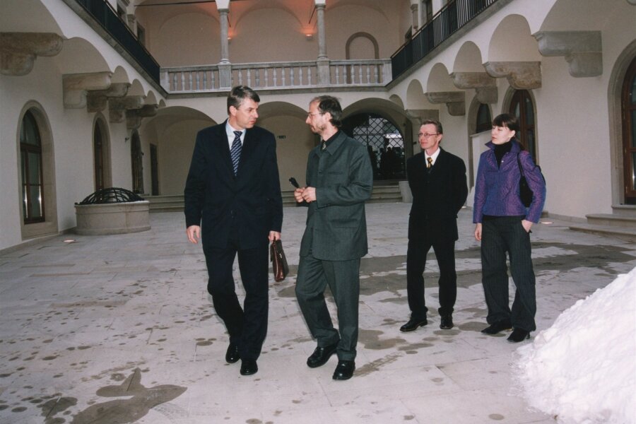 slavnostní předání DPK, 4.2.2003; zleva: Petr Kuchyň, Radek Horáček, Marek Pokorný, Jana Kalinová